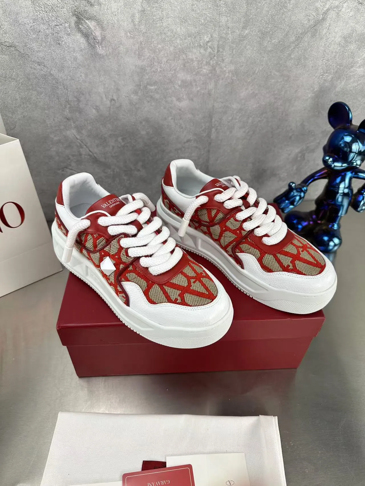 👟👟Ex-factory price 640👟👟 🔺Valentino🔺Valentino new casual shoes 2023 latest model hot style for catwalk couples, thick shoelaces, the same style as Elsa Hosk, Zhang Yixing, Guan Xiaotong and many other stars 🔥 Top version + lasting process, full oil edge on the upper. Fabric: Customized cowhide + cowhide lining with breathable mesh. Outsole: original molded TPU thickened outsole. Size for women is 35-40. Men’s size is 39-45.